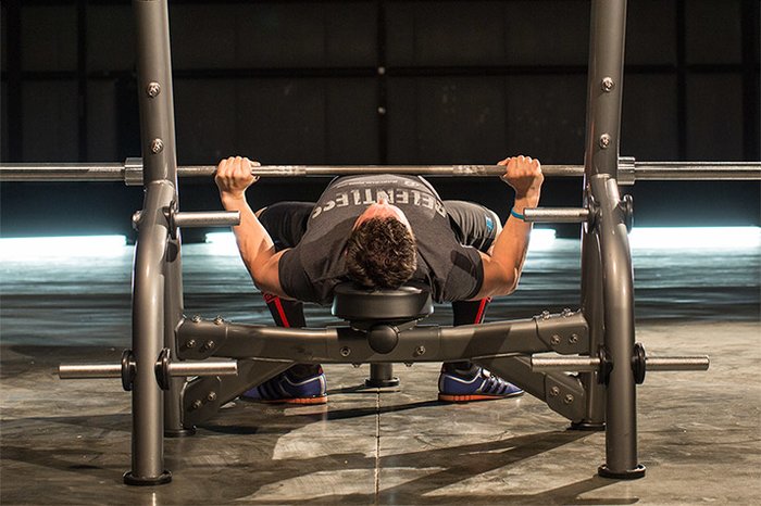 The Complete Guide to How to Bench Press Right